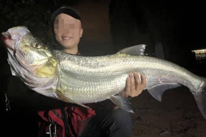 爱游戏体育app下载-生态治理还是高价钓鱼？西昌邛海4000元钓鱼年卡引质疑 律师：如此收费无法律依据